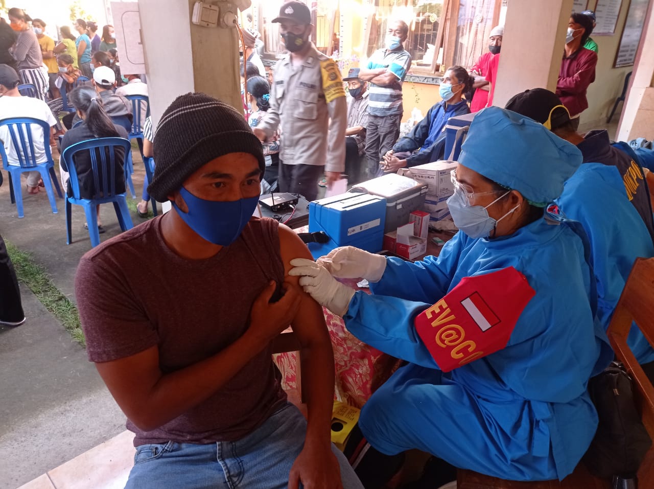 Masyarakat  4 Desa Sangat Antusias Saat Penerimaan Vaccine AstraZeneca Yang di Berikan Polri.