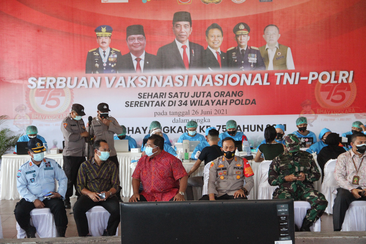 Vaksinasi Nasional TNI-Polri, Khusus  Kabupaten Buleleng Masyarakat Antusias  Berdatangan Untuk Mendapatkan Vaksin.