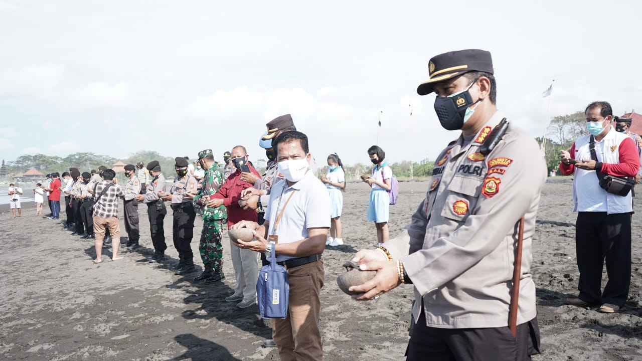 Pelepasan 150 ekor tukik dan penanaman 100 pohon ketapang.