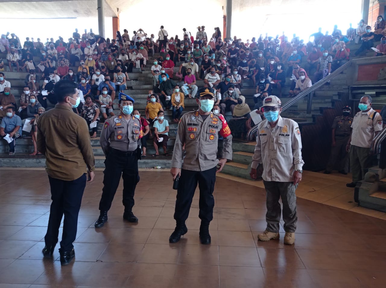 Masyarakat Buleleng Antusias Datang ke Gedung Kesenian Gde Manik Untuk Mendapatkan Vaksin Dalam Rangka hari Bhayangkara ke 75.
