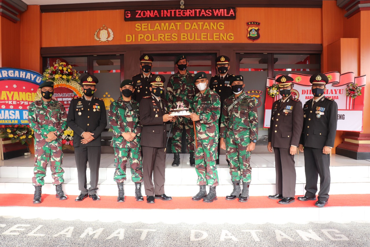 Komandan Kodim 1609/Buleleng  Dan Komandan Yonif Raider 900/SBW Datangi Polres Buleleng Menuju Ruang Kapolres Buleleng.