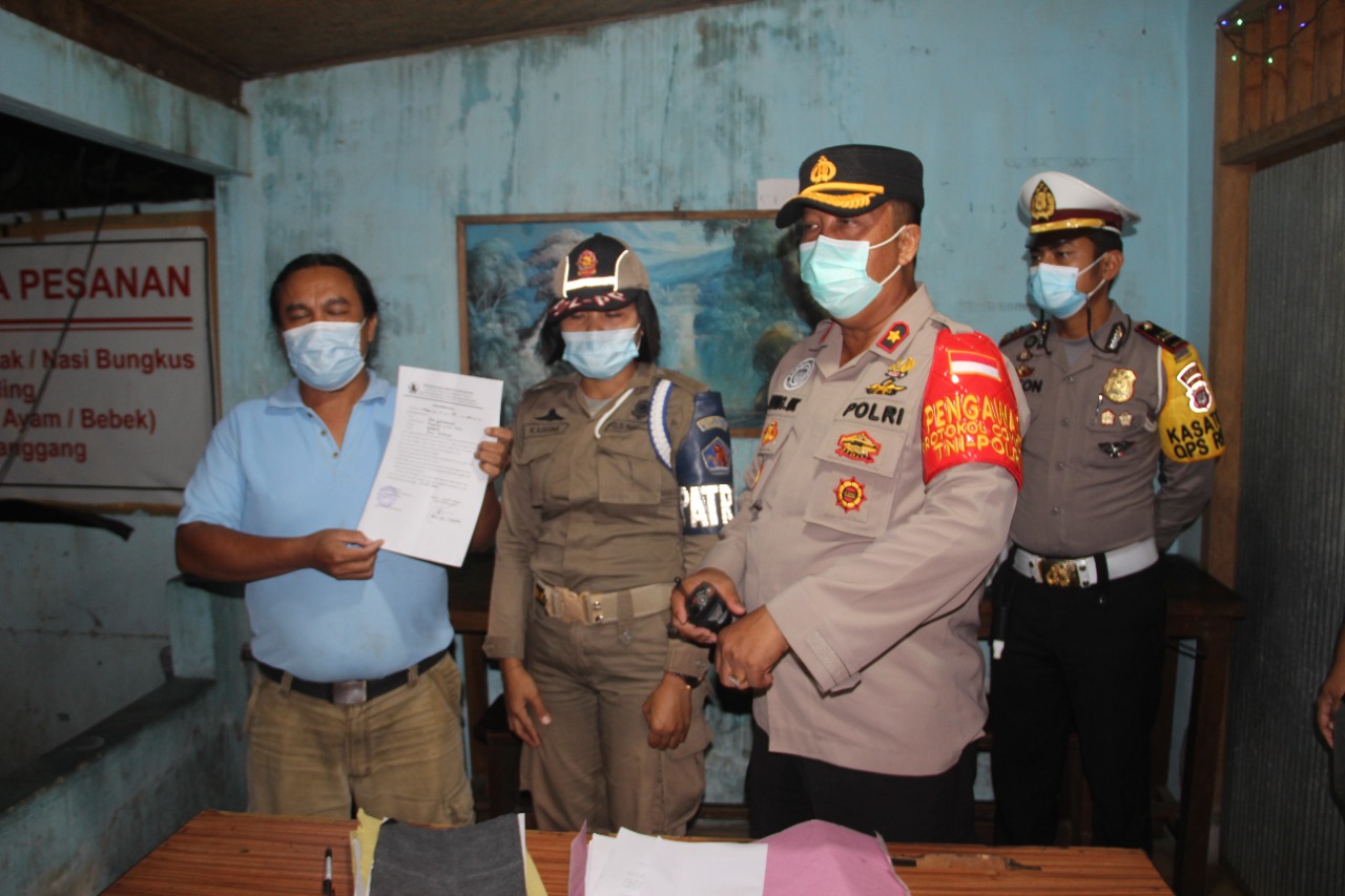 Polres Buleleng Bersama Satpol PP Tindak Tegas Warung Yang Masih Buka Diatas Pukul  20.00 Wita.