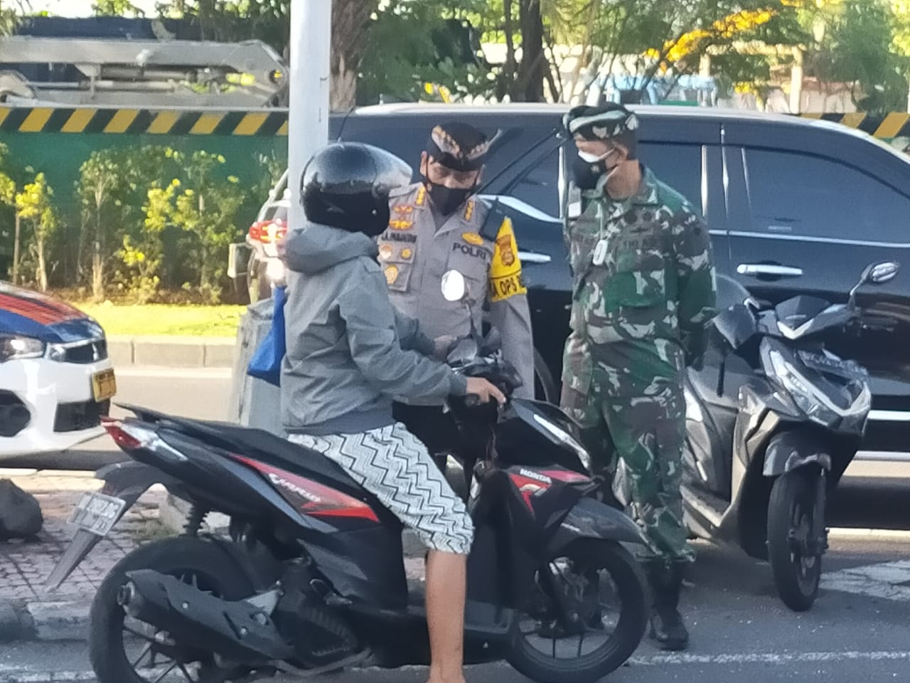 Penyekatan dan Pengawasan PPKM Darurat di Pos Sekat Uma Anyar dalam rangka Ops Aman Nusa Agung II – 2021