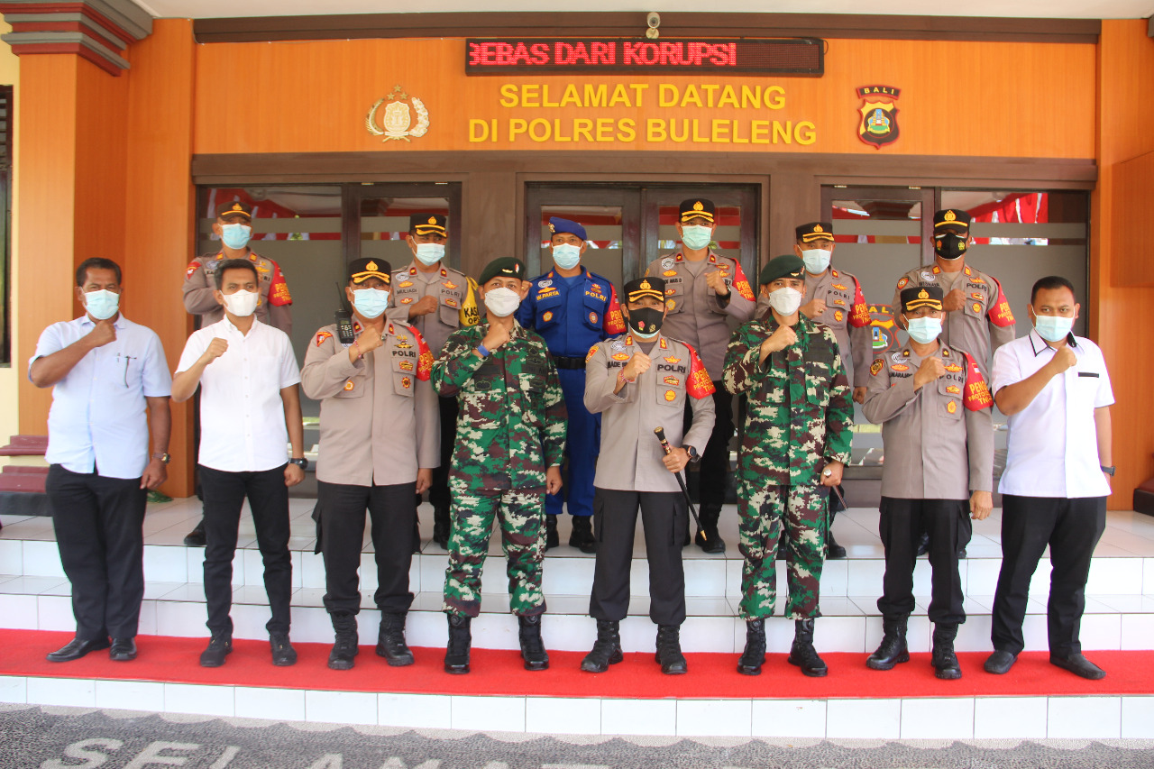 Silahturahmi dan Sinergitas TNI/Polri Terlihat Dari Danyon Raider 900/SBW Datangi Polres Buleleng.