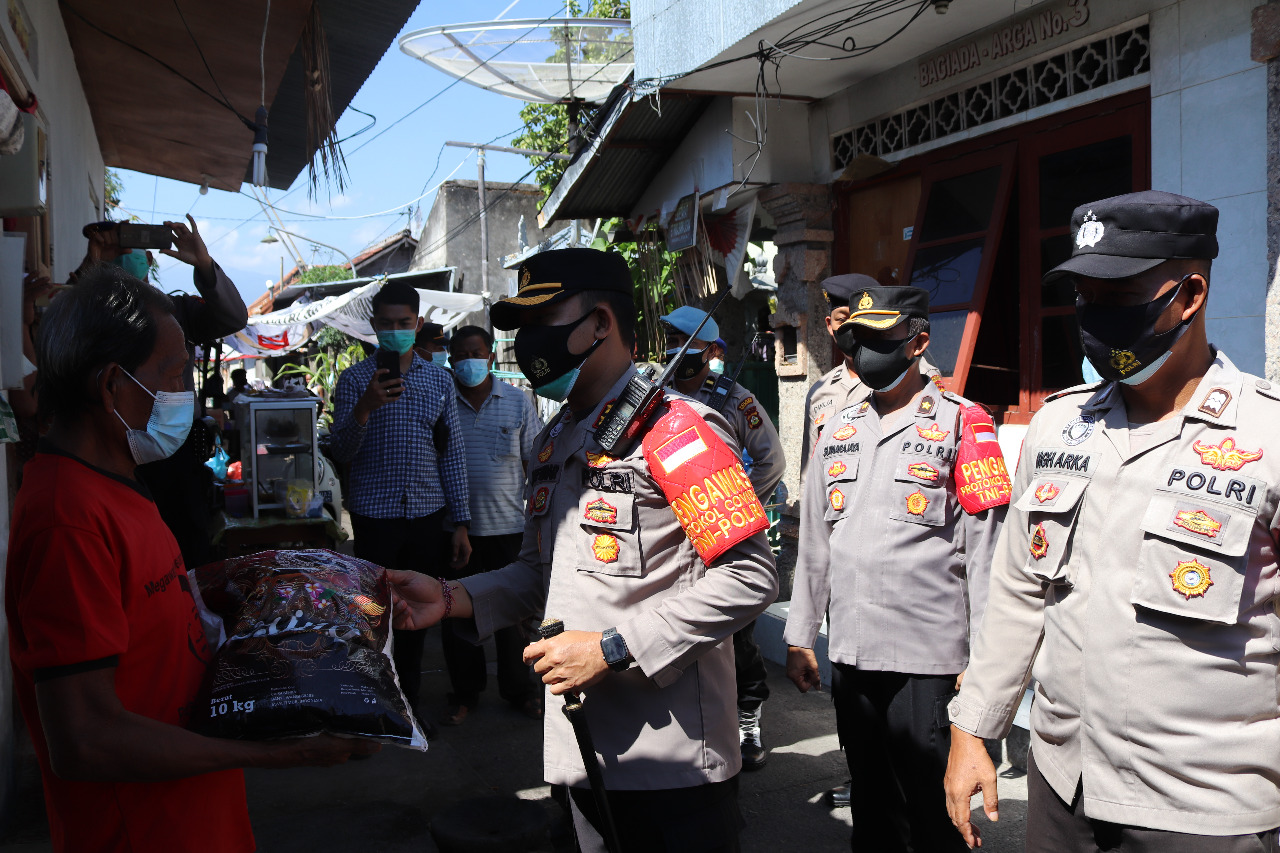 Dimasa PPKM Darurat Covid 19, Kapolres Buleleng Gelar Bhakti Sosial Pembagian Sembako
