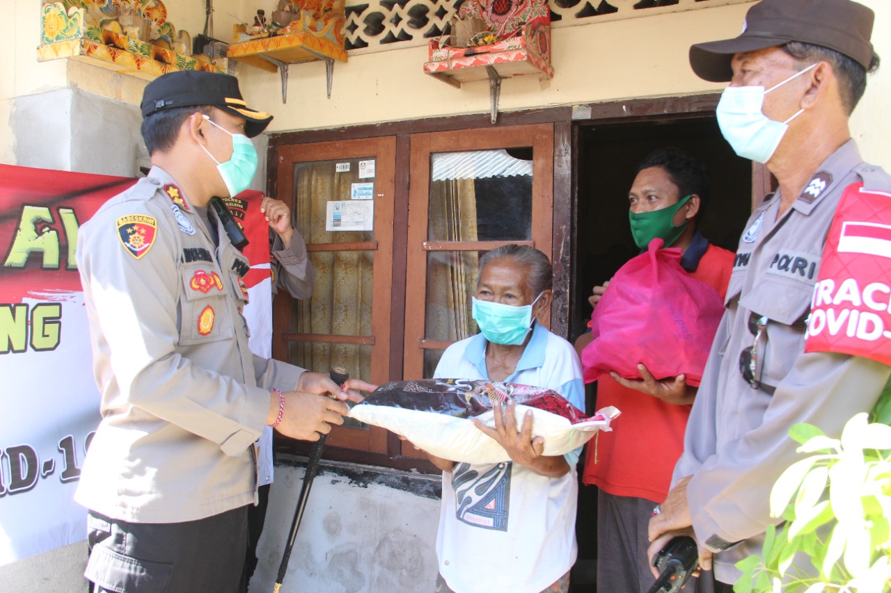 Seorang Nenek Terima Uluran Tali Kasih dari Polres Buleleng