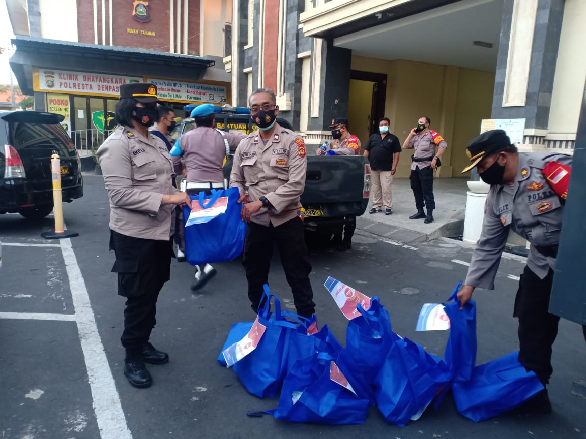 Pelepasan distribusi Bansos secara serentak di Polresta Denpasar.