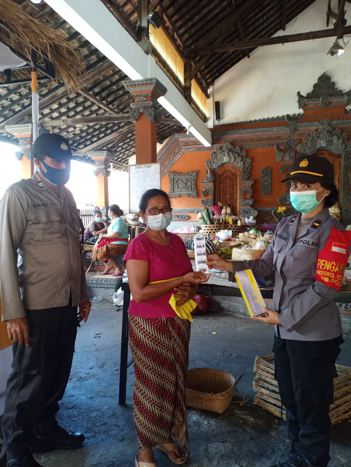 Polres Klungkung Membagikan Multivitamin Kepada Warga Yang Yang Membutuhkan