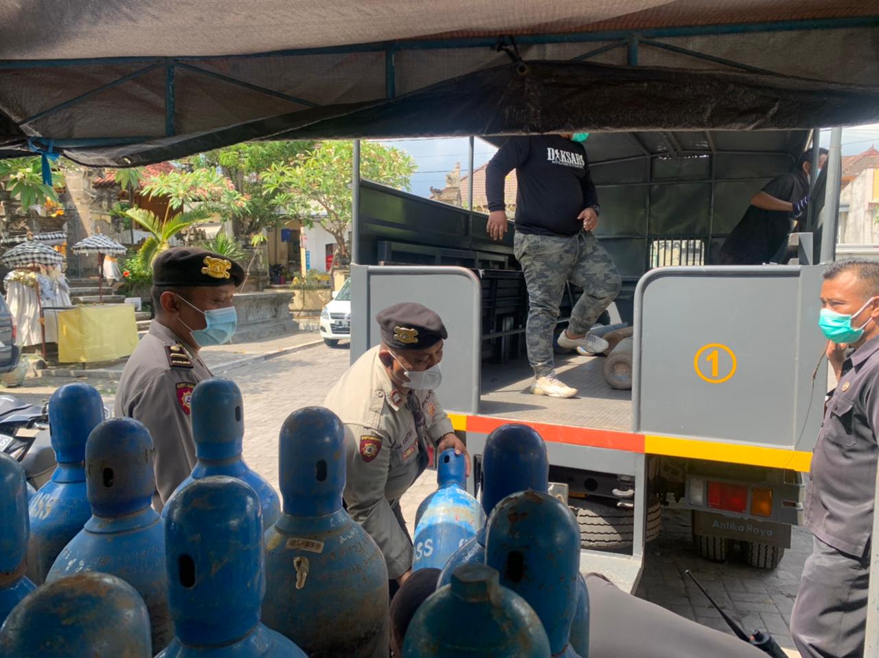 Polres Buleleng Berikan Pengawalam Dan Pengamanan Pengambilan Tabung Gas Medis Oksigen Dari Banyuwangi.