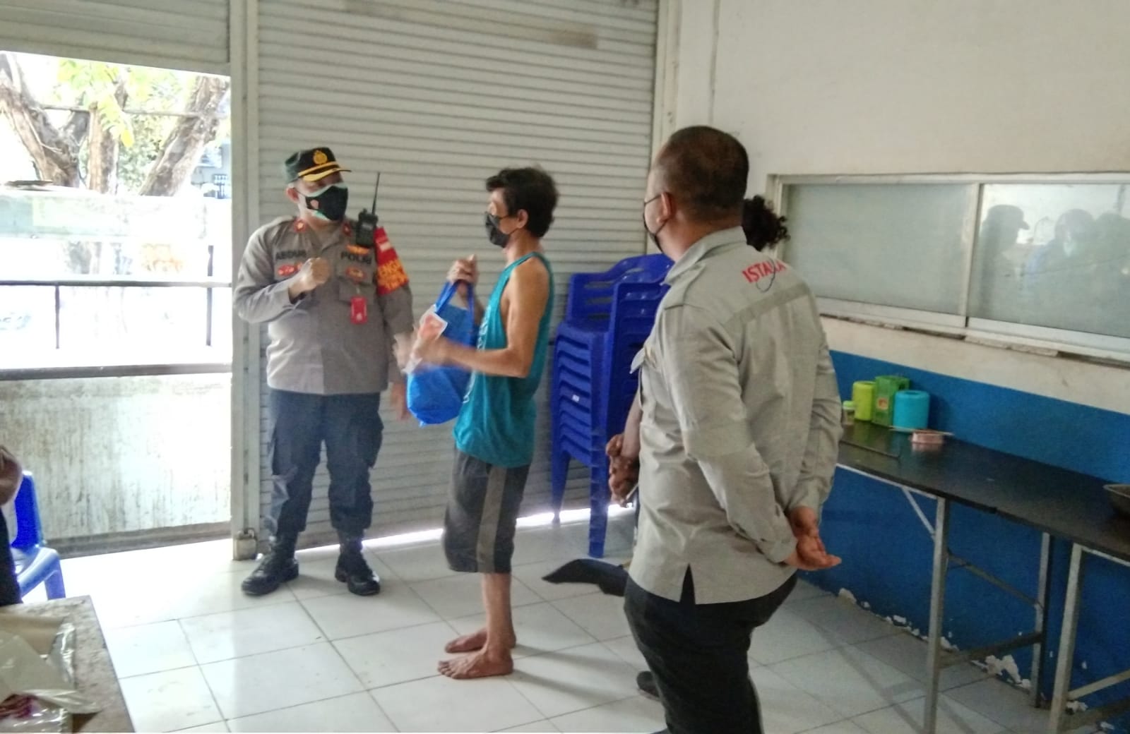 Kapolsek Benoa Sambangi Warung Dan Sampaikan Bantuan Sembako Dari Kapolri