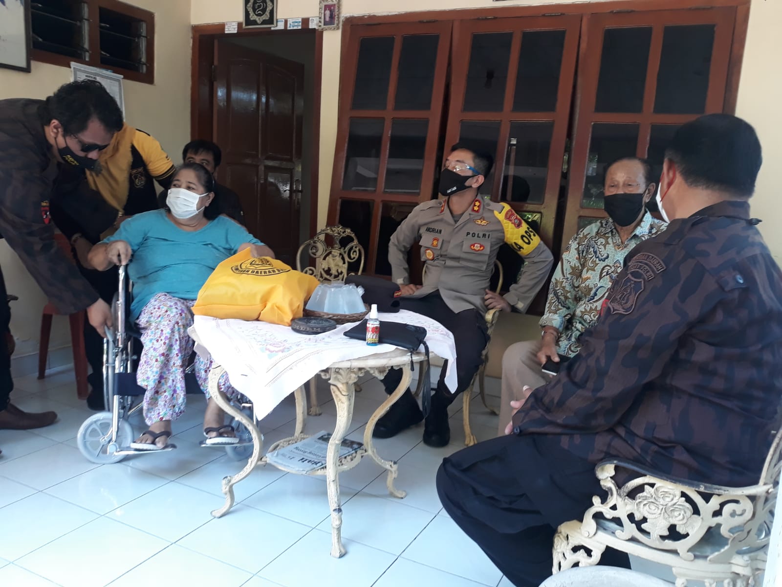 Kapolres Buleleng Salurkan Bantuan Sembako Dan Kursi Roda Serta Tongkat Keetiak Dari KBPP Polri Bali.