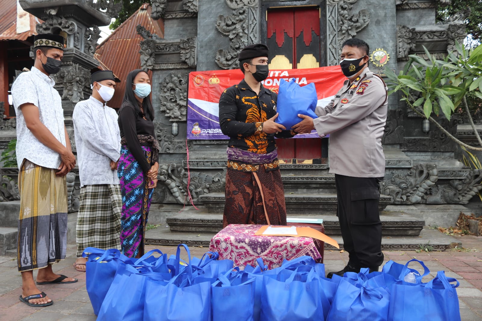 Kapolres Buleleng Serahkan Paket Sembako Kepada Karang Taruna di Desa Pengastulan.