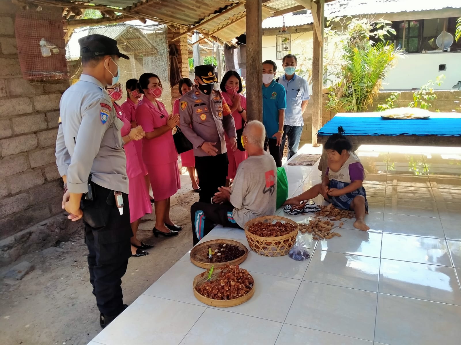 Kapolsek Singaraja Turun Langsung Berikan Bantuan Sosial Berupa Sembako Kepada Lansia Dan Disabilitas.
