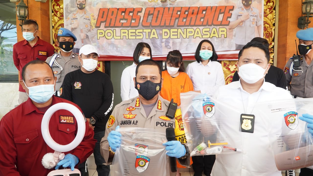 Sat Reskrim Polresta Denpasar Amankan Wanita Berinisial RH, Saat Live Pornografi.