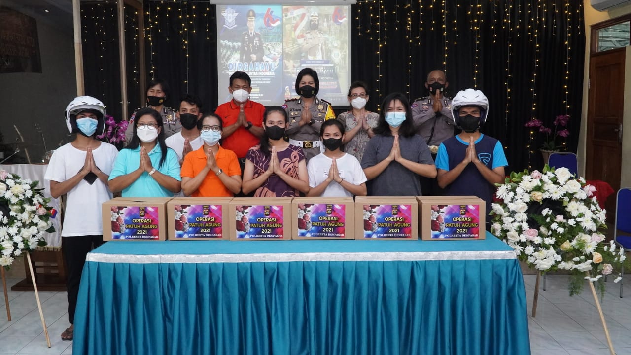 HUT Lantas Ke-66, Sat Lantas Polresta Denpasar Berbagi Helm dan Sembako.