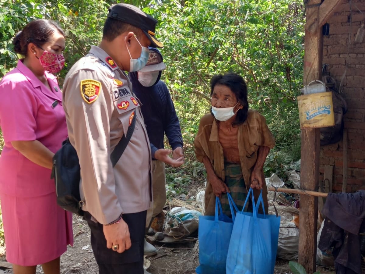 Lansia Sebatangkara Menjadi Perhatian Kapolsek Singaraja.