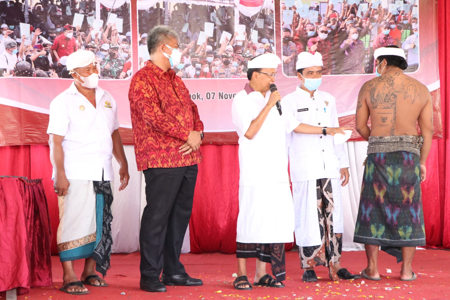 Gubernur Bali, Wayan Koster menandatangani prasasti Redistribusi Tanah untuk masyarakat Sumberklampok melalui program Reforma Agraria.