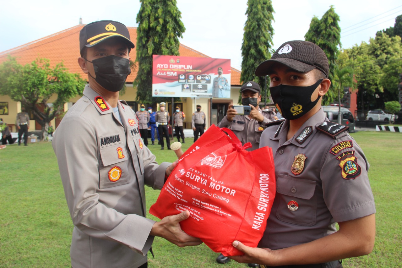 Kapolres Buleleng berikan Vitamin Dan Sembako  Kepada Seluruh Personel.