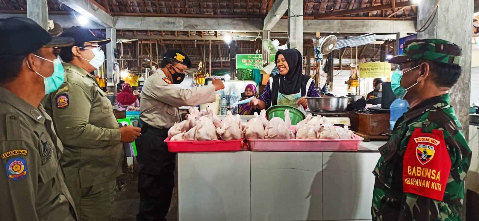 Padal Polsek Kuta,   Pimpin Yustisi Penerapan Prokes  Dan Bagikan Masker.