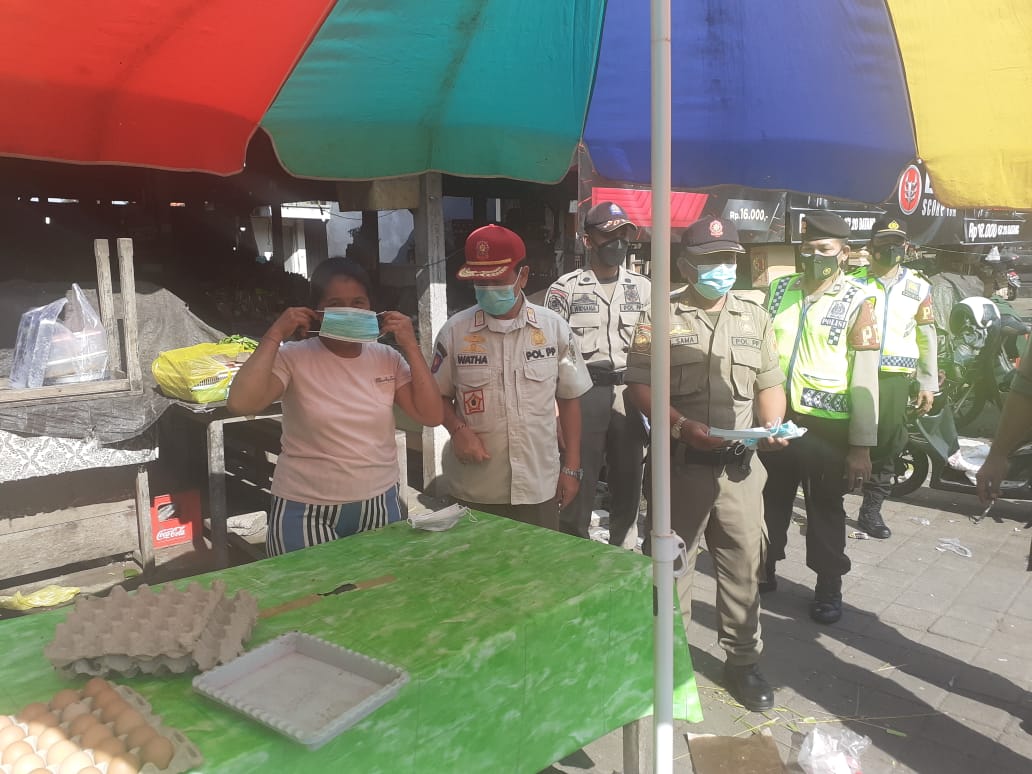 Tim Gabungan Satgas Covid 19 Melaksanakan Pengawasan Kegiatan PPKM Level 2 di Pasar Kengetan Ubud.