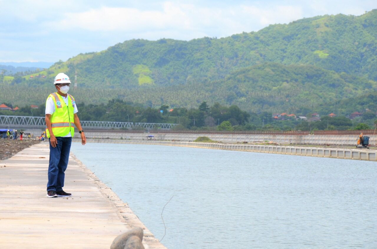Gubernur Bali Wayan Koster Tinjau Pembangunan Normalisasi Tukad Unda di Kawasan Pusat Kebudayaan Bali.