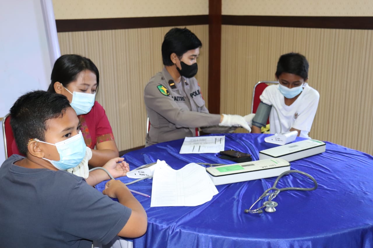 Gerai Vaksin Presisi Bakti Kesehatan Bhayangkara Polres Buleleng Diserbu Ratusan Anak-Anak.