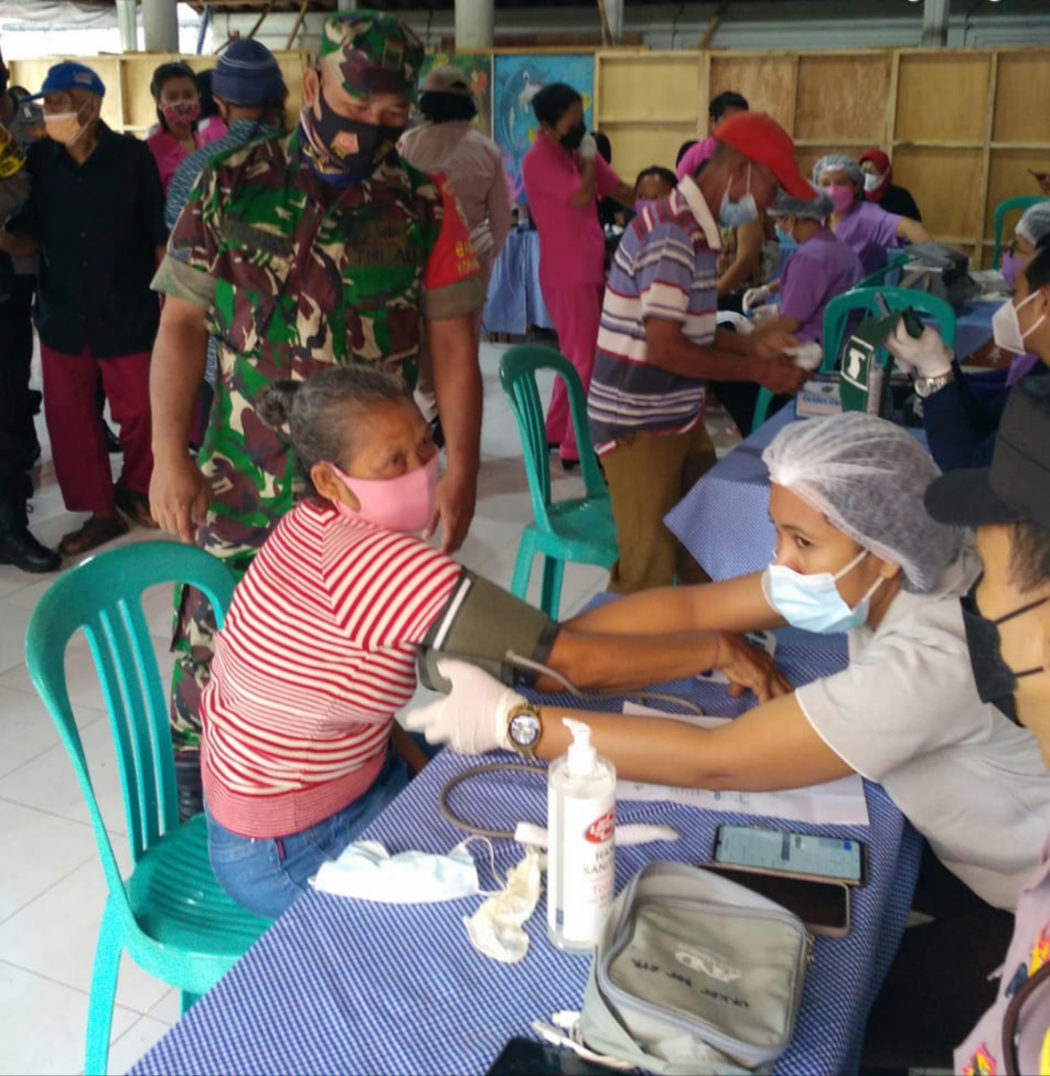 Babinsa Koramil 1616-01/Gianyar Pantau Pelaksanaan Vaksin Lanjutan Bagi Lansia.