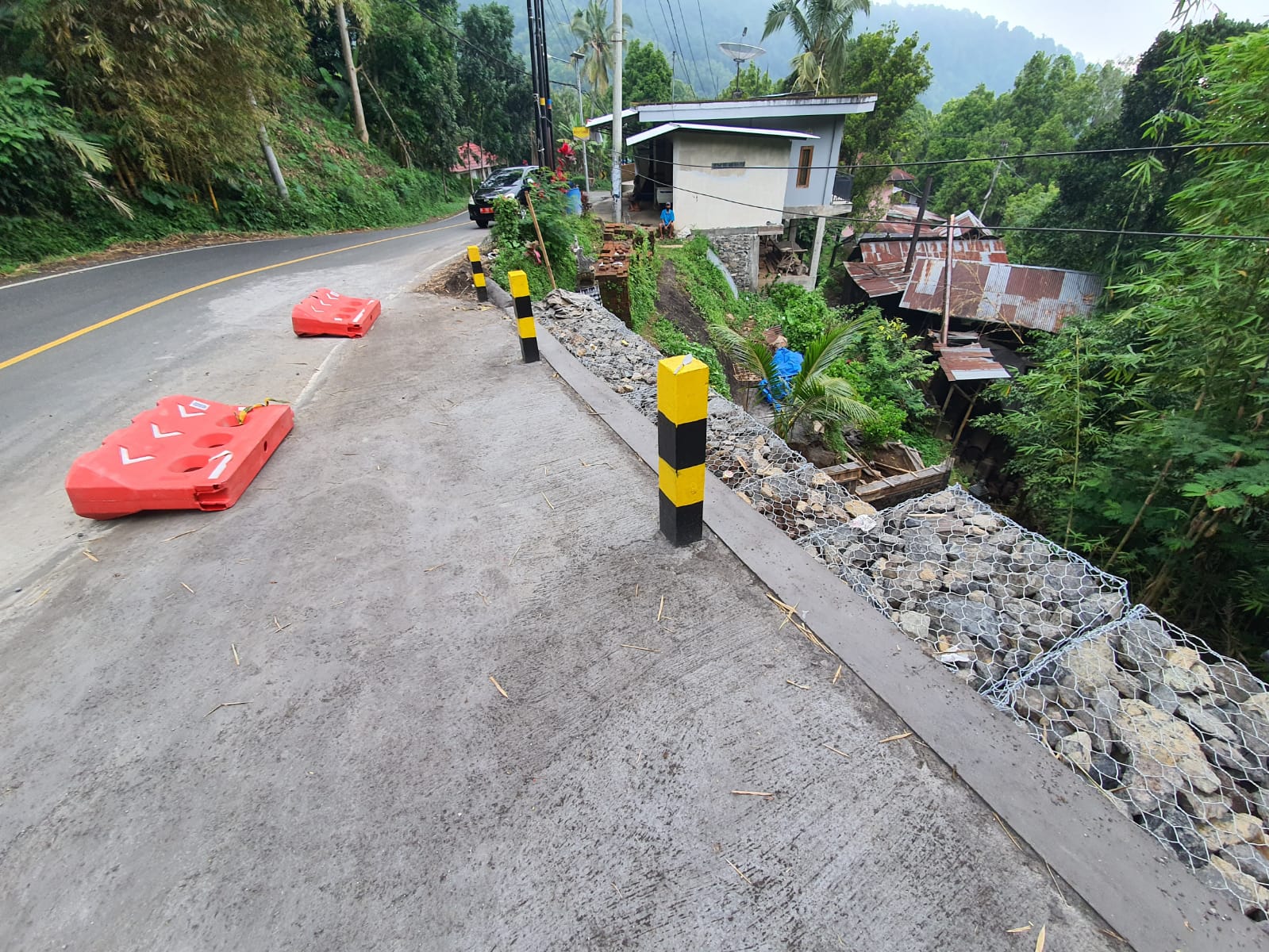 Jalan Longsor di Br. Dinas Pererenan Bunut Singaraja Sudah Rampung Dikerjakan.