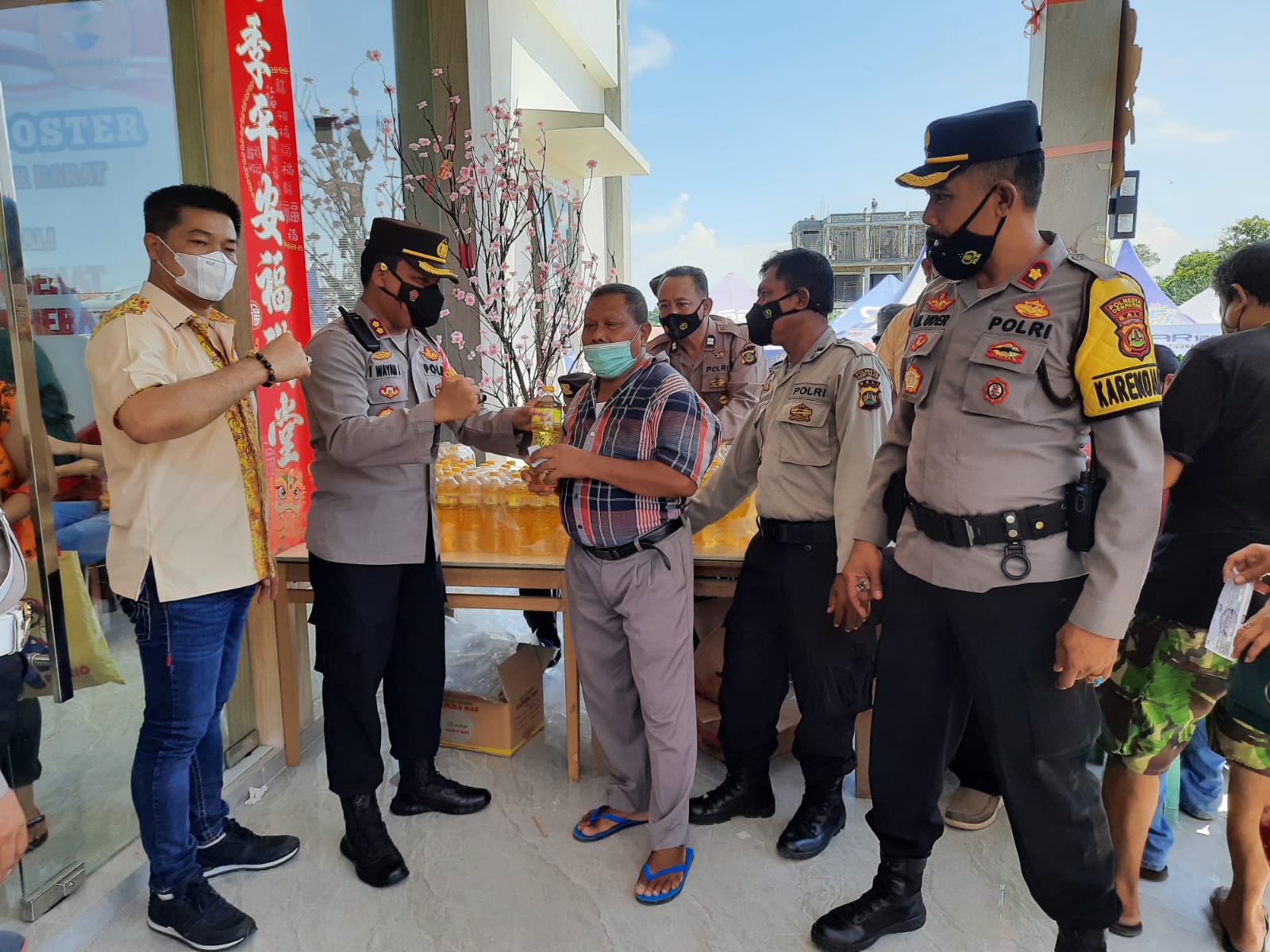 Bantu Meringankan Sebagian Beban Ekonomi, Polsek Denpasar Barat Bagikan Ribuan Minyak Goreng Saat Pelaksanaan Gebyar Vaksin.