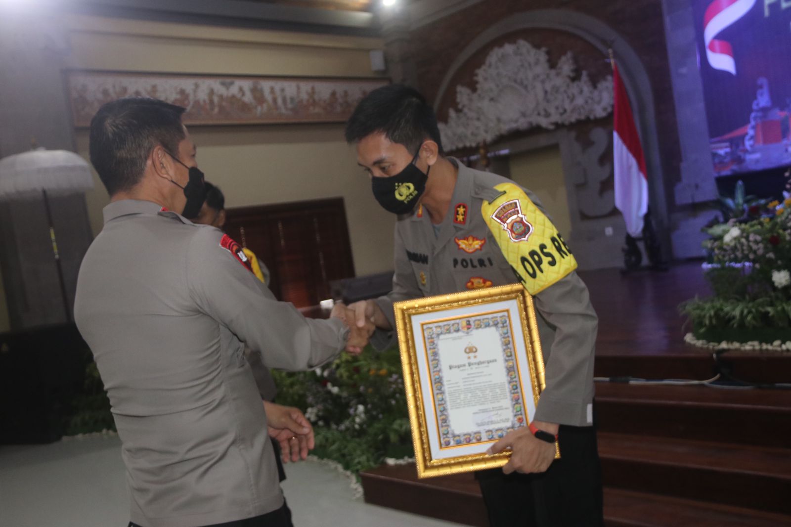Kapolres Buleleng Terima Penghargaan Diserahkan Langsung Kapolda Bali.