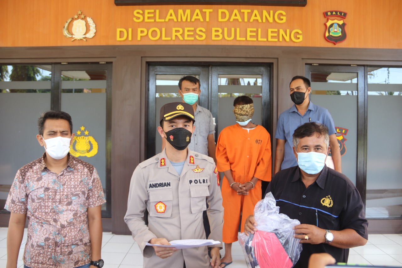 Korban Menangis Setelah Dilakukan Tidak Senonoh Bapak Kandungnya.
