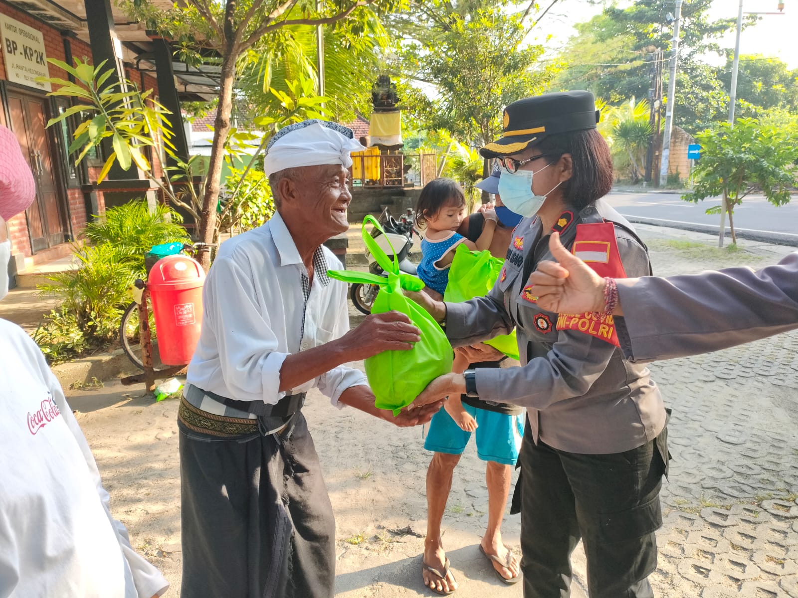 Polsek Kuta Bagikan Sembako, Bantu Ringankan Beban Ekonomi Masyarakat Kurang Mampu.