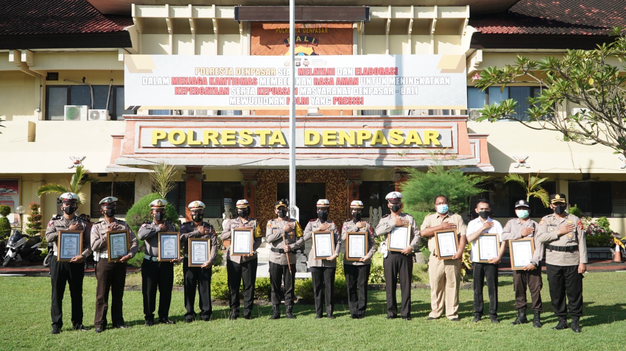 Berhasil Ungkap Kasus Tabrak Lari, Kapolresta Berikan Reward 8 Personil Sat Lantas Polresta Denpasar.