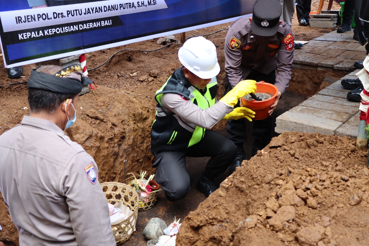 Kapolda Bali Melaksanakan Peletakan Batu Pertama Pembangunan Polsek Busungbiu.