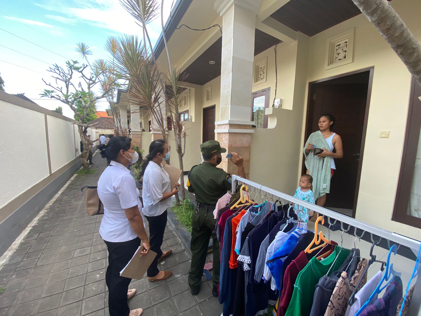 Bhabinkamtibmas Dampingi Perangkat desa Sanur Kaja Laksanakan Pendataan Administrasi Kependudukan Warga Non Permanen.