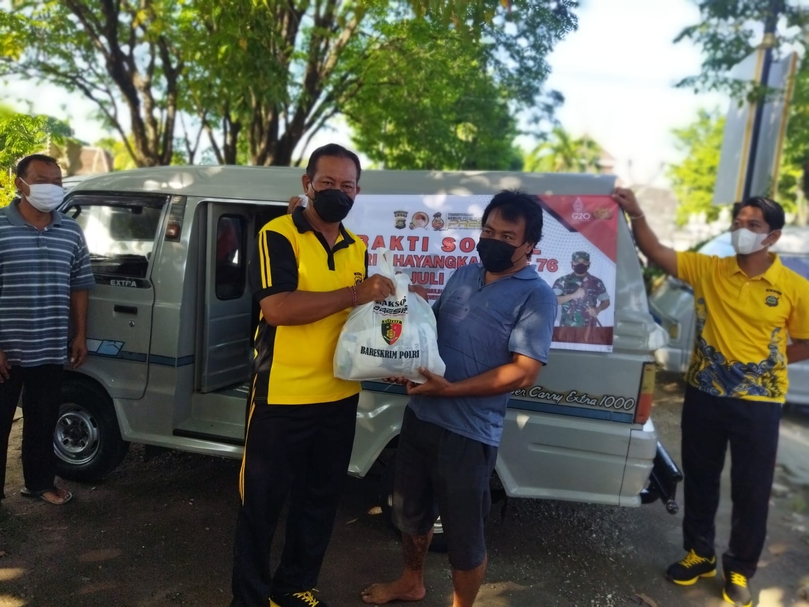 Kapolsek Benoa Serahkan Sembako Kepada Warga Dalam Menyambut HUT Bhayangkara 76.