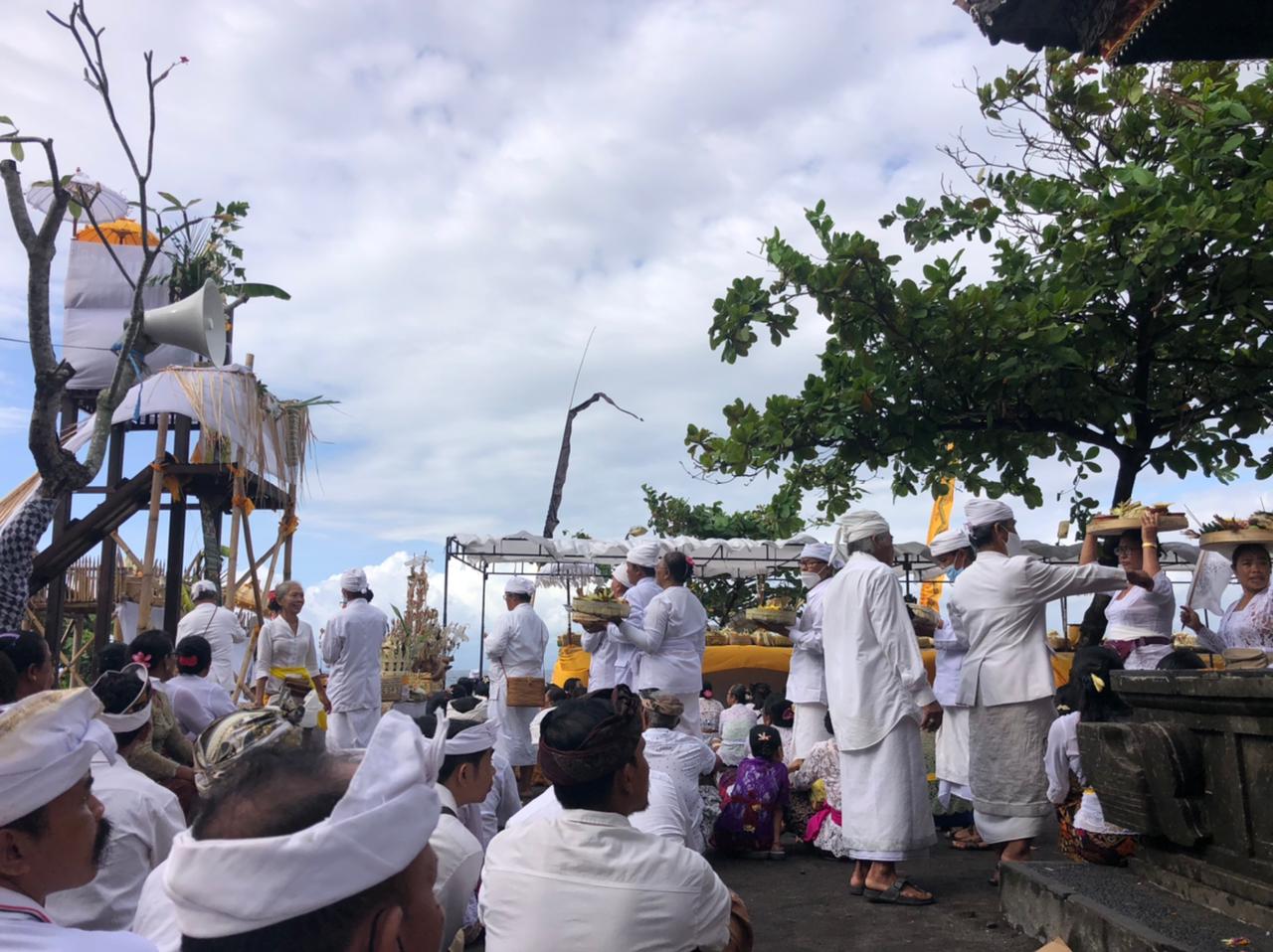 Hari ini Serangkaian Pujawali di Gelar di Pura Sad Kahyangan Goa Lawah.