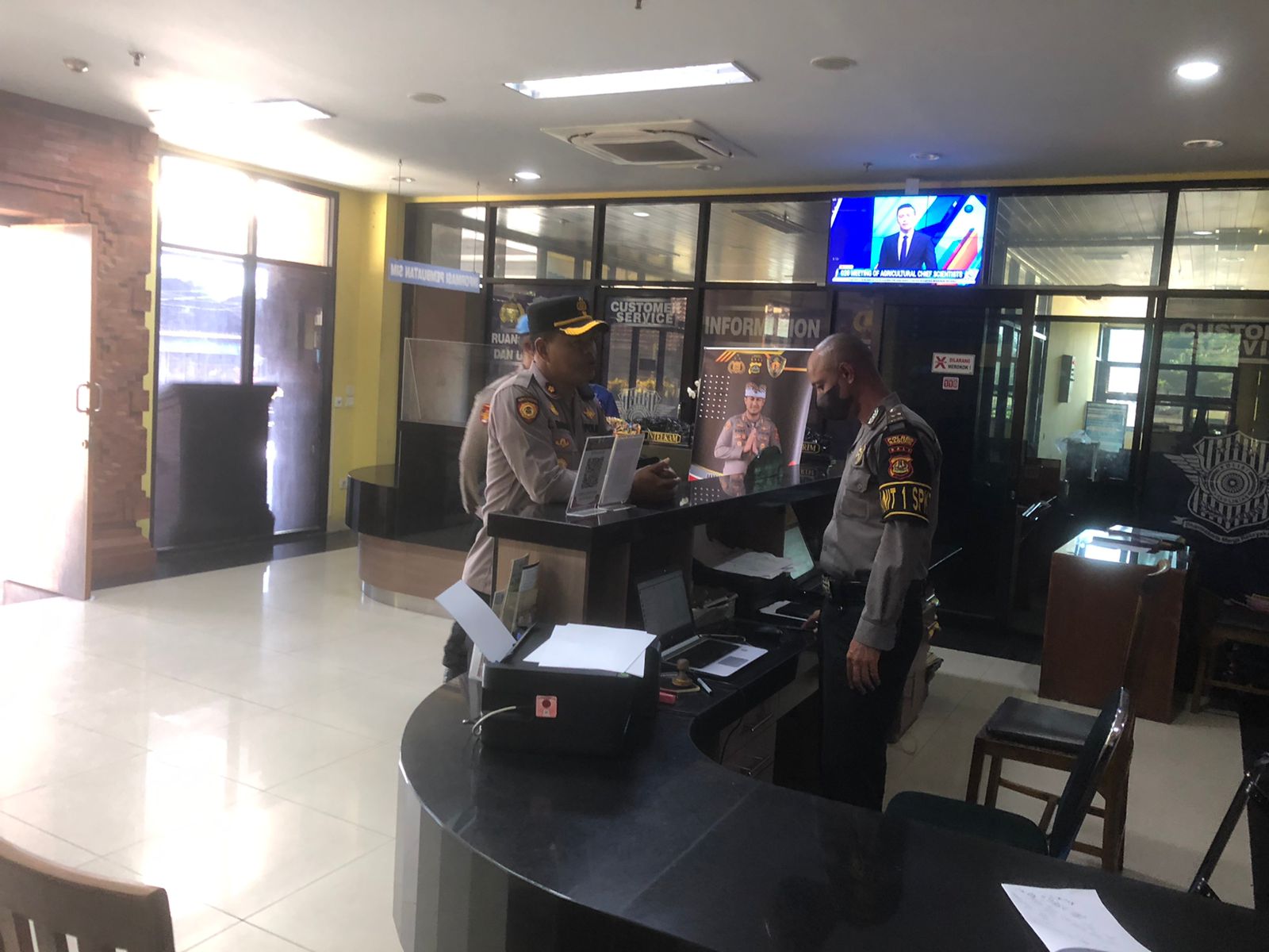Tingkatkan pelayanan Wakapolres Ketut Dana Cek Pelayanan di SPKT.
