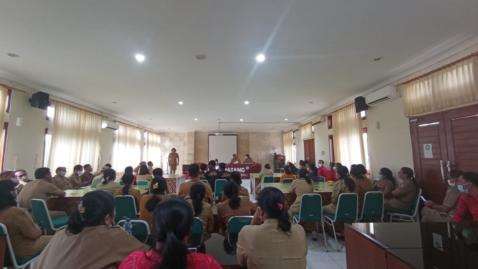360 Siswa Baru SMA Negeri 5 Denpasar  mengikuti MPLS  Melaui Live Streaming bertempat di Ruang  Pertemuan Sekolah.