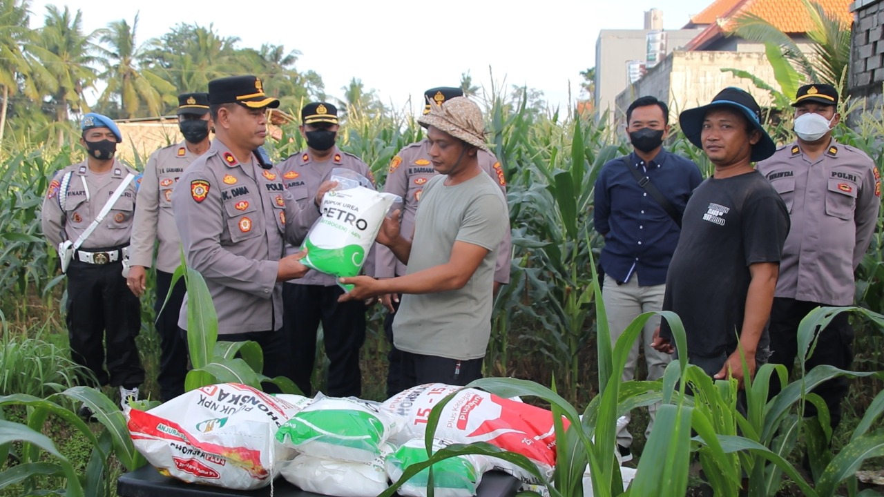 Kapolres Badung Serahkan 10 Zak Pupuk di Lahan Polisi Bersemi.