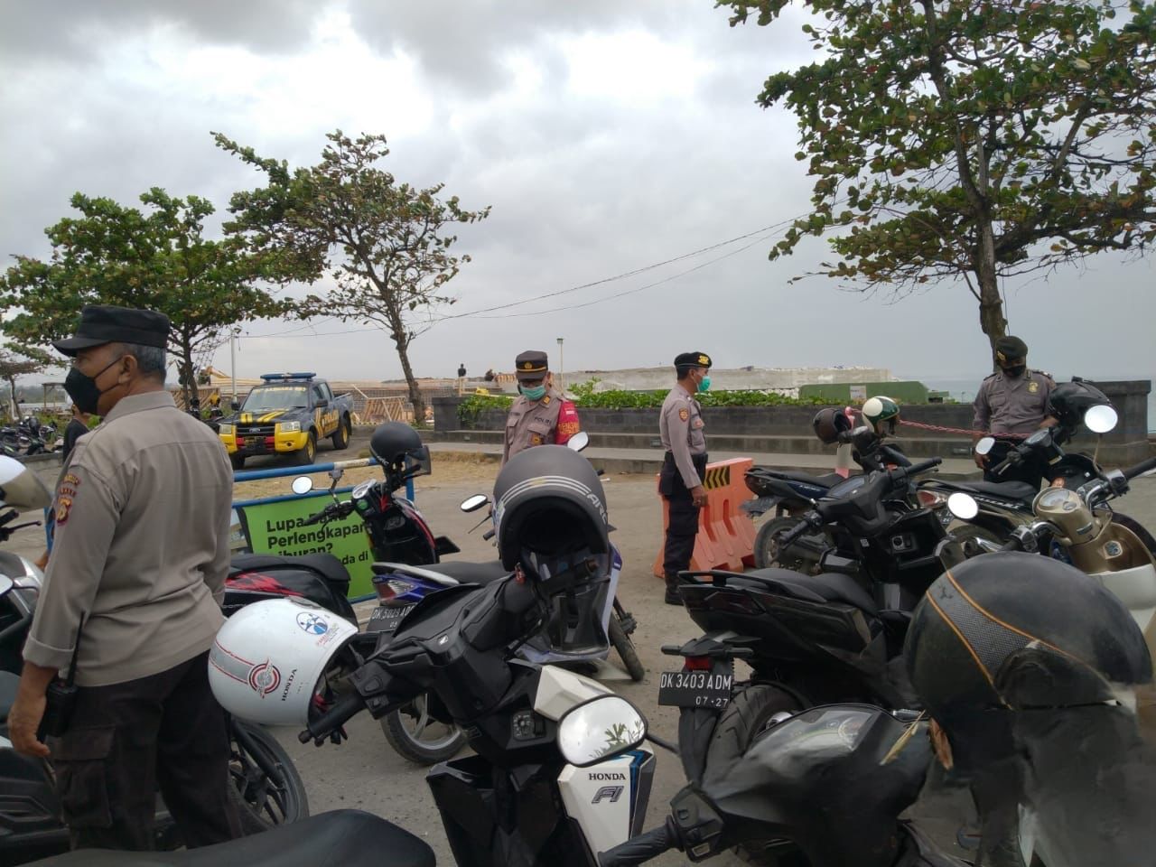 Tekan Aksi Curanmor Personil Polsek Densel Sasar Kantong Parkir Antisipasi Kunci Nyantol.