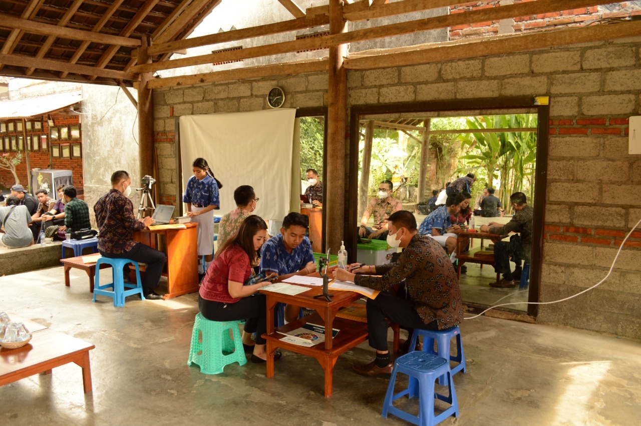 Menyambut HUT ke 77 Dharma Karya Dhika, Kantor Imigrasi Kelas II Singaraja Gelar Paspor Masuk Desa.