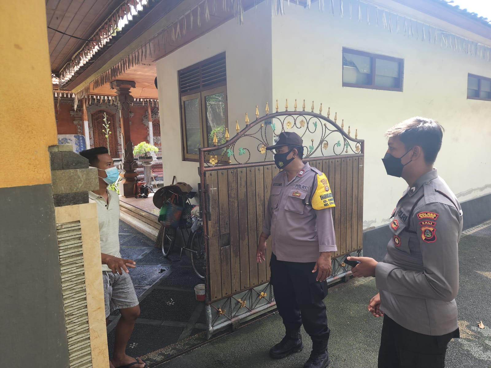 Antisipasi Penularan Virus Covid 19 Bhabinkamtibmas  Kerobokan Bersama Nakes Lakukan Tracing.
