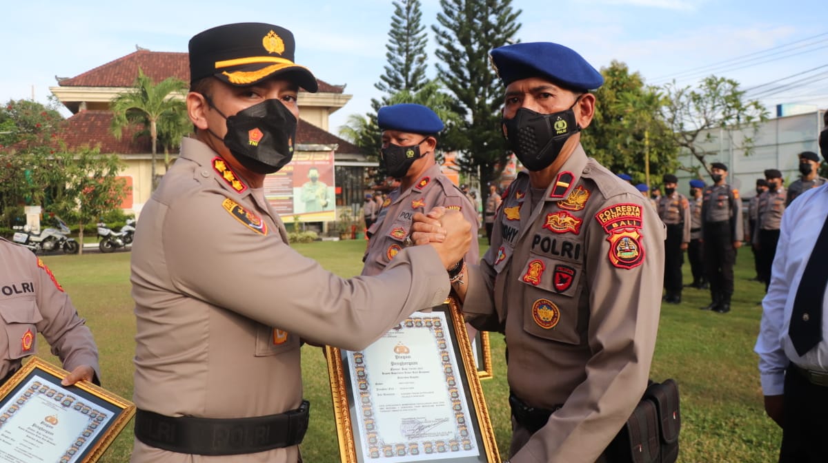 Kapolresta Denpasar Berikan Piagam Perhargaan Kepada 15 Personel Berprestasi.