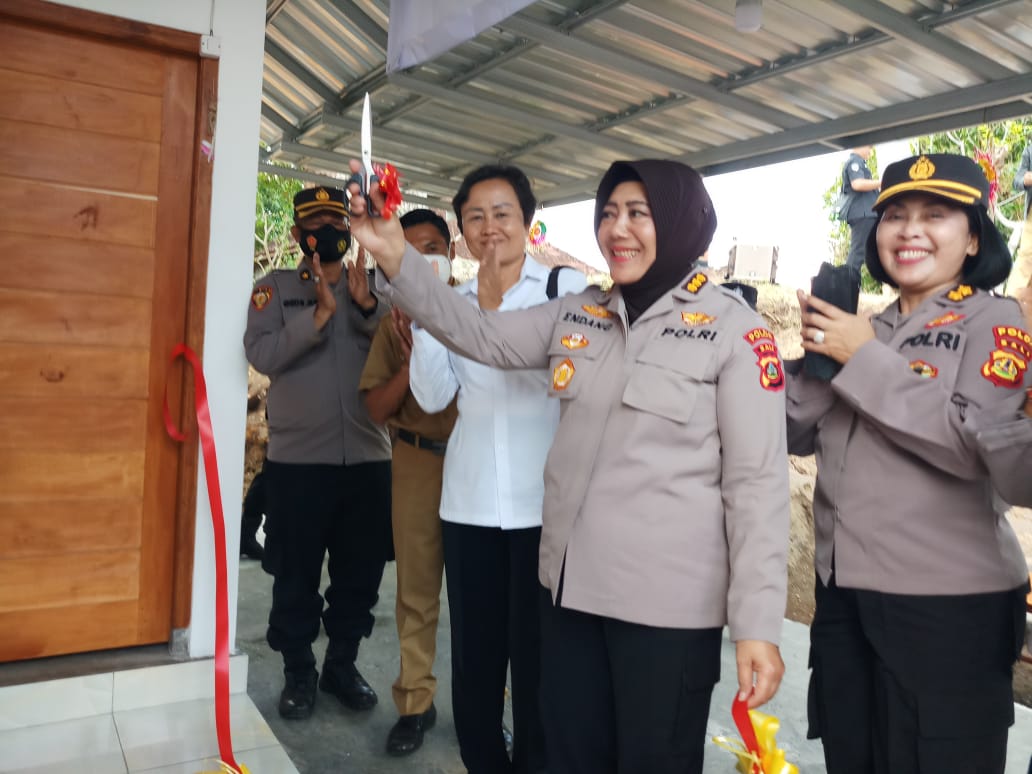 Memperingati Hari Polwan Ke 74 Berikan 4 Unit Bantuan Bedah Rumah Dan Sembako Kepada Lansia.