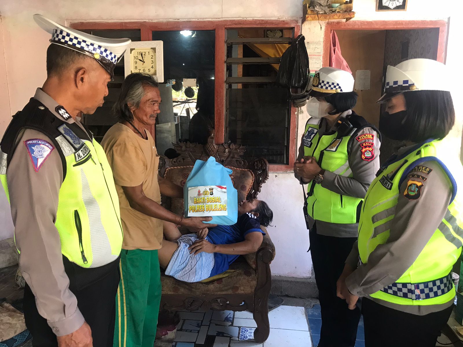 Dalam Rangka Hari Lalu Lintas Ke-67 Salantas Polres Buleleng Bagikan Sembako.