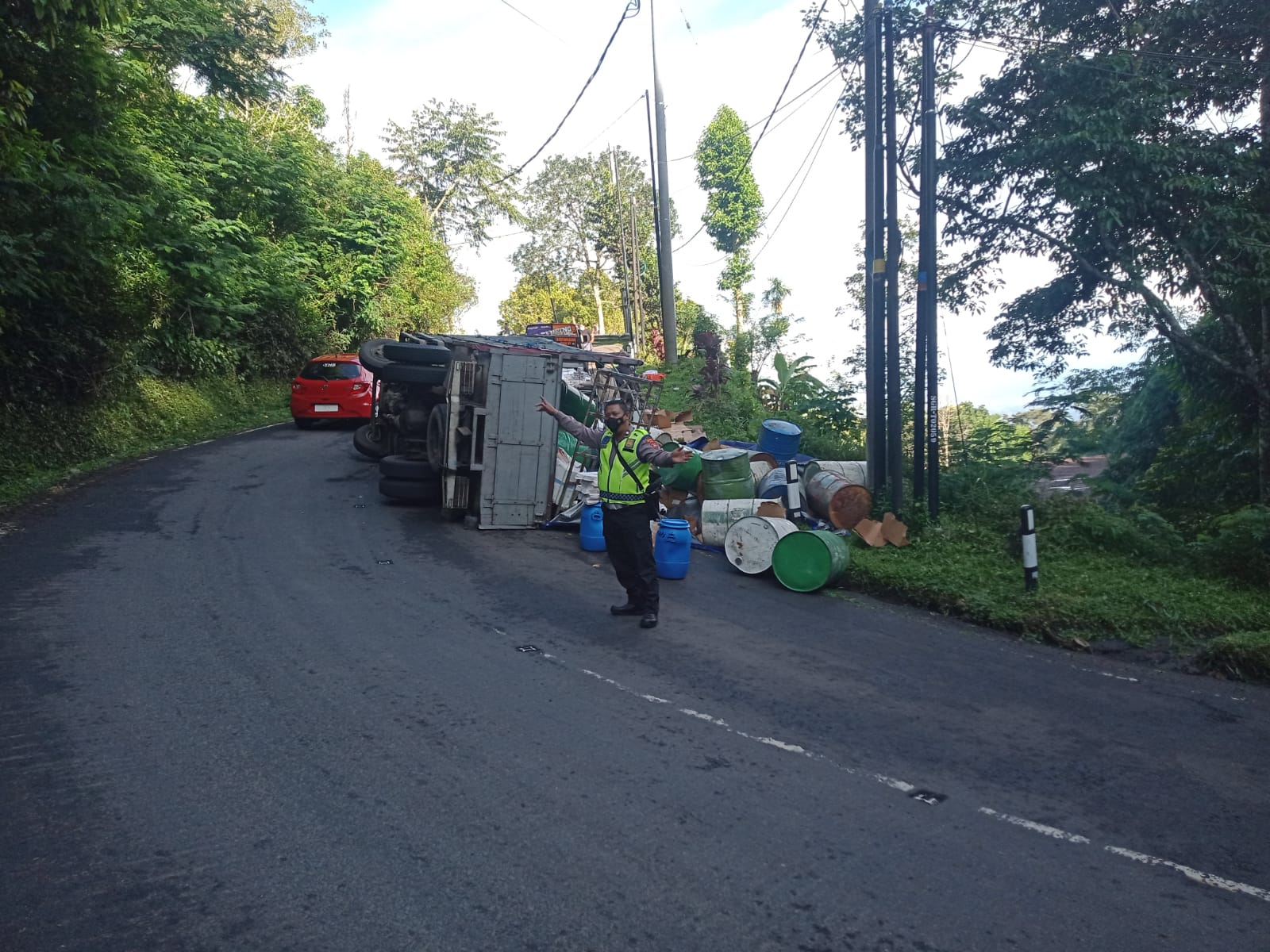 Sopir Truck Kurang Hati – Hati  Sehingga Terjadi Kecelakaan.