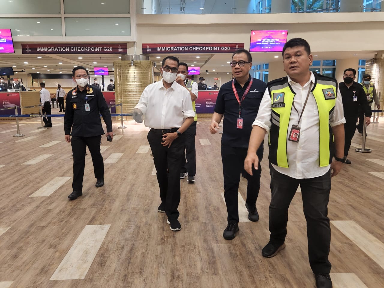 MENTERI PERHUBUNGAN BERIKAN APRESIASI KINERJA IMIGRASI DALAM PELAYANAN DELEGASI G20.