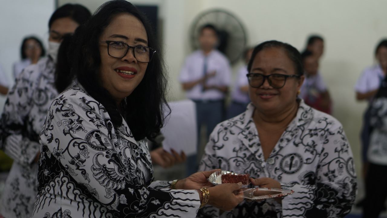 Peringatan HUT PGRI ke 77, Kepala Sekolah SMA 5 Denpasar Sampaikan Penghargaan Terhadap Guru Harus Ditingkatkan.