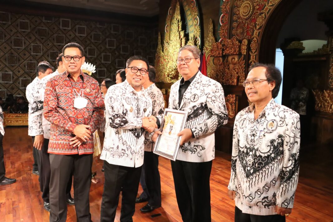 Puncak HUT PGRI ke 77 dan Hari Guru Nasional Wakil Wali Kota Denpasar Serahkan Penghargaan Widya Purna Nugraha Kepada Guru Yang Purna Bhakti.